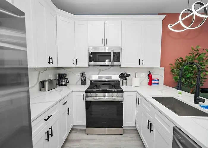 Cozy 3br Retreat Sleeps 8 With Free Parking Near Of Illinois Chicago, Medical District & West Loop
