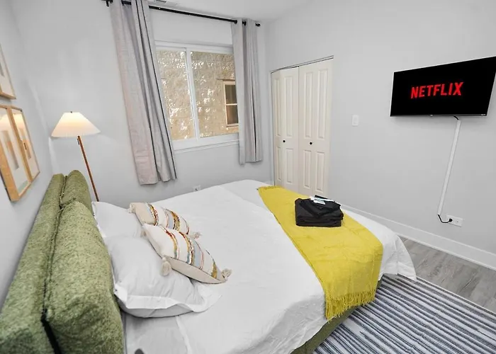 Апартаменты Cozy 3br Retreat Sleeps 8 With Free Parking Near Of Illinois Chicago, Medical District & West Loop *