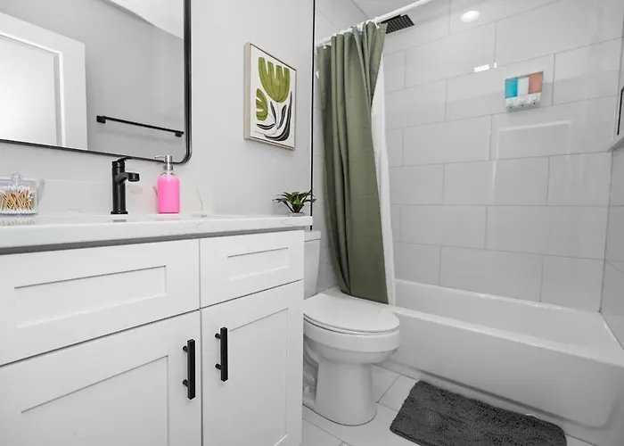 Cozy 3br Retreat Sleeps 8 With Free Parking Near Of Illinois Chicago, Medical District & West Loop