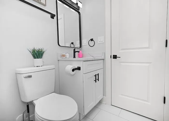 Cozy 3br Retreat Sleeps 8 With Free Parking Near Of Illinois Chicago, Medical District & West Loop